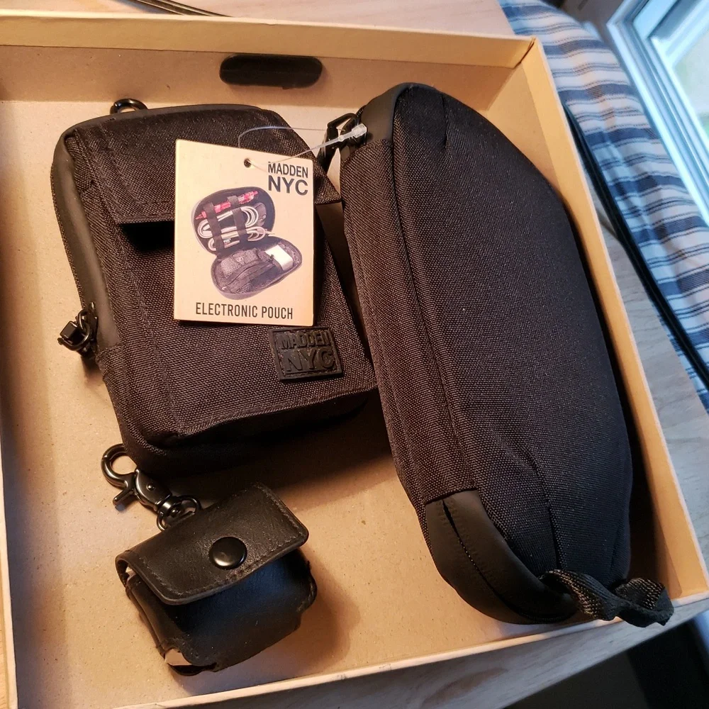 Tech Pouch/Hybrid Pouch/Airpod Case Steve Madden Bl